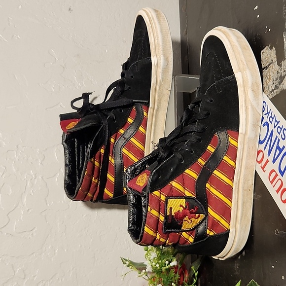 VANS x Harry Potter Gryffindor Thrashed Sk8 Shoe 7.5 Men's 9 Womens - Picture 1 of 15